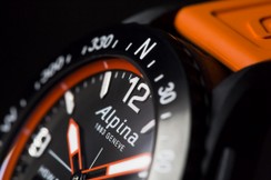 3_Alpina_AlpinerX_Details_Rotating_Bezel (2).jpg